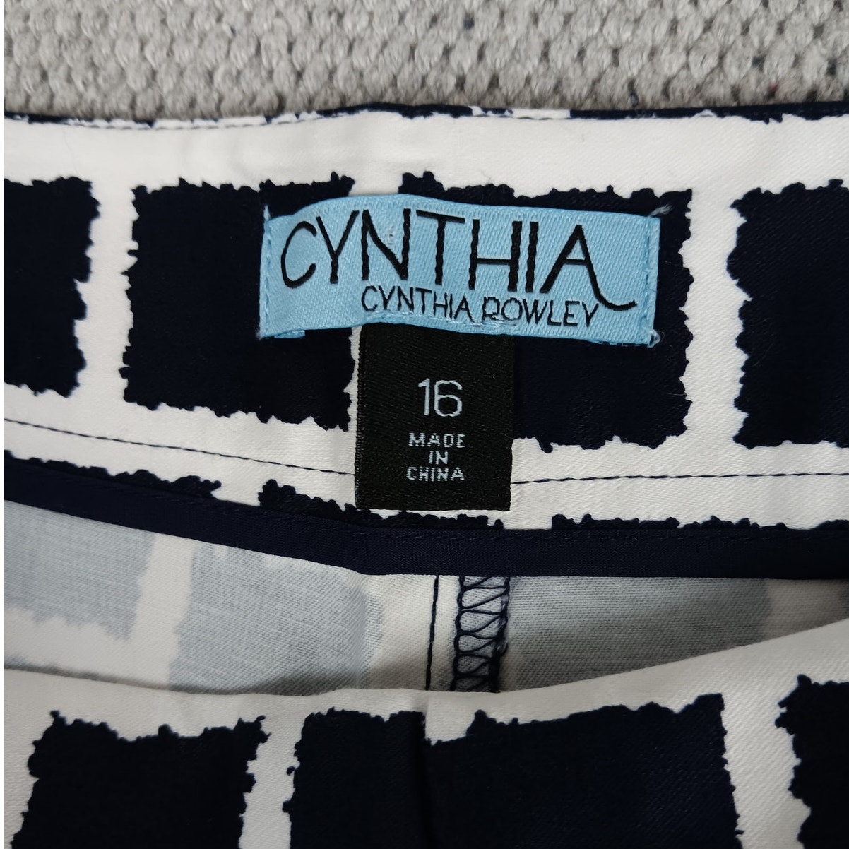 Cynthia Rowley Shorts Women's 16 36x4 Navy/White Stretch Floral Graphic Print — image 5 of 8